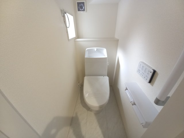 水戸市見川　12期のトイレ|窓がついており、いつでも快適な空間に！ゆっくりとお一人時間をお過ごしください