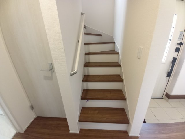 水戸市見川　12期の内装|窓付きの階段は明るく、手すり付きで小さなお子様でも安心です