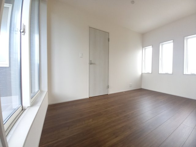 水戸市見川　12期の洋室|バルコニーに面した明るい洋室です。採光・通風が良く毎朝気持ち良く起床ができ・・日中も日差しが降り注ぐ～暖かいお部屋です