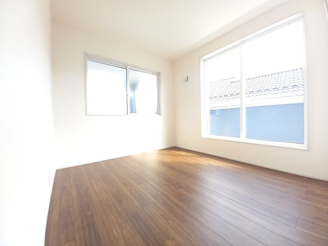 水戸市見川　12期の洋室|バルコニーに面したお部屋は照明を点ける時間が少なくて済むので省エネに繋がります。