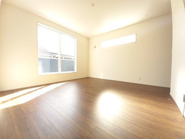 水戸市見川　12期の洋室|バルコニーに面した明るく風通しの良い心地よい空間のお部屋です♪