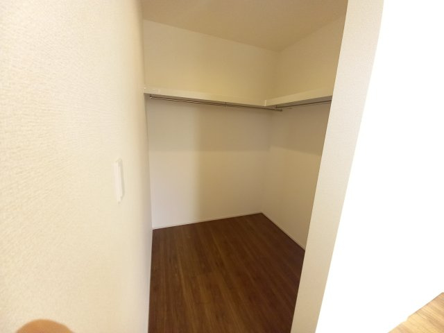 水戸市見川　12期の収納|ウォークインクローゼットには衣類だけでなく、趣味のグッズもたっぷり収納できます