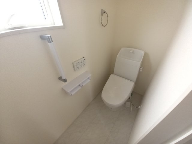 水戸市見川　12期のトイレ|2階にもトイレがございます！窓付きで換気もしっかり！落ち着ける1人空間に～