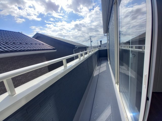 水戸市見川　12期のバルコニー|暖かな日差しのふりそそぐ広々ワイドバルコニー、たくさんの洗濯物が干せます～