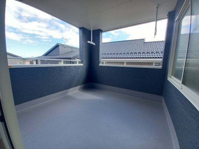 水戸市見川　12期のバルコニー|ルーフバルコニーで家族全員の洗濯物の干せちゃいます！屋根付きで急な雨でも安心！