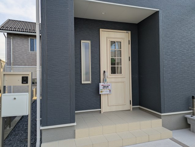 水戸市見川　12期の玄関|白を基調としているので明るくスッキリとしています♪帰りたくなる家、住む幸せ、ご見学の際はお問合せ下さい。心よりお待ちしております～。