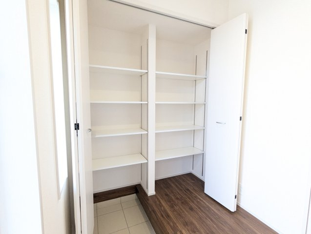 水戸市見川　12期の収納|シューズボックスは家族全員の靴が収納でき、遊び道具、災害用グッズも収納いただけます♪いつでも玄関はすっきり！