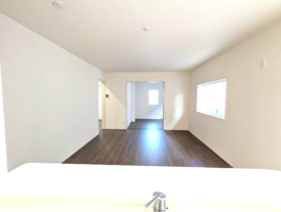 水戸市見川　12期の居間・リビング|キッチンから見たリビングです。リビングは家族皆が集まる場所～家族会議からお子様の日々の成長を感じれる場所です