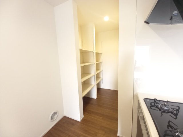 水戸市見川　12期の収納|キッチン横のパントリーには、備蓄品や非常食のストックなどすっきり収納していただけます