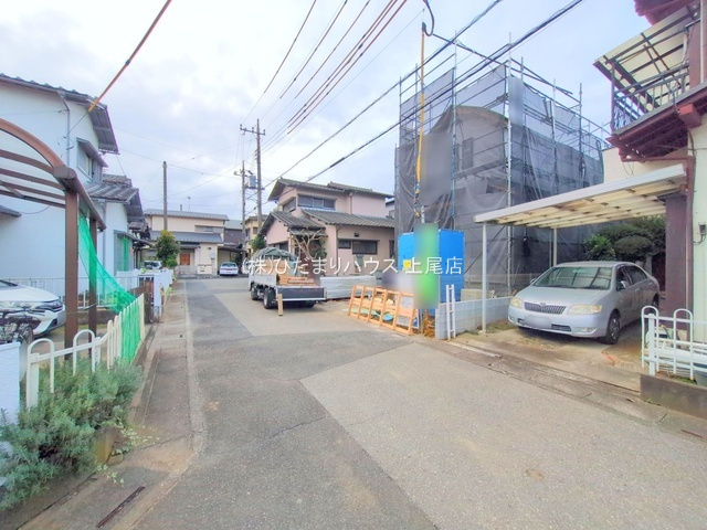 北本市東間8丁目　新築戸建　ハートフルAの前面道路含む現地写真