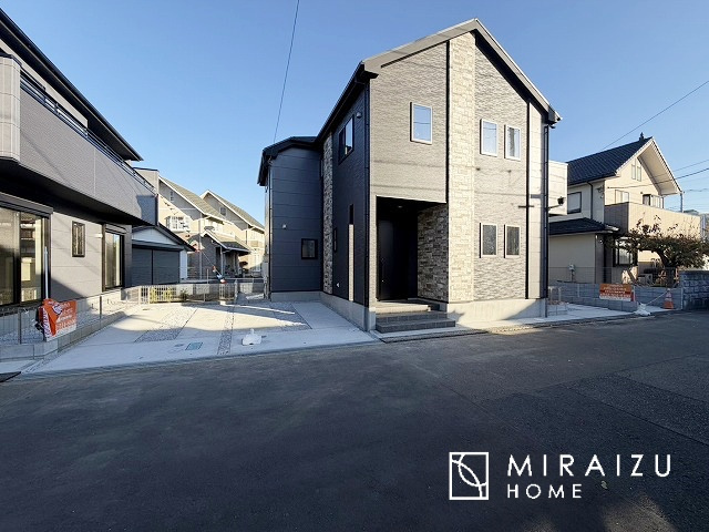 【外観】 | 青く澄み渡った綺麗な空と、陽の光をたっぷりと受ける、そんな新築住宅で新生活をスタートしてみませんか？見学・ご相談等、ミライズホーム(株)までお気軽にご連絡下さい。