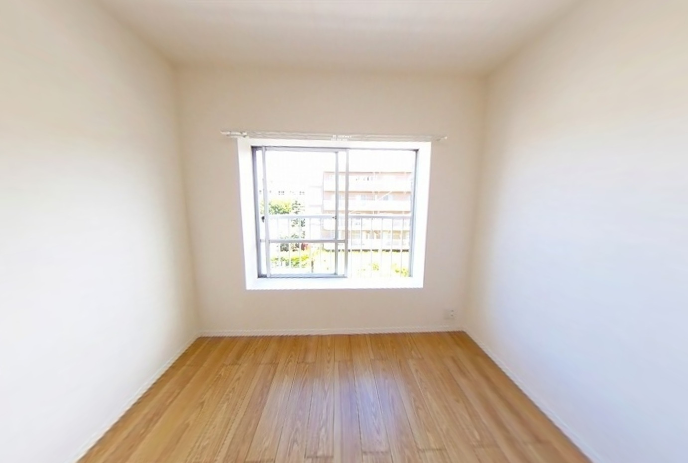 十條草加マンションB号棟の洋室|明るい洋室です