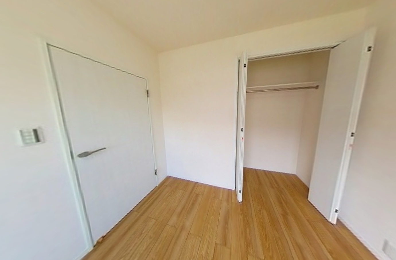 十條草加マンションB号棟の洋室|明るい洋室です