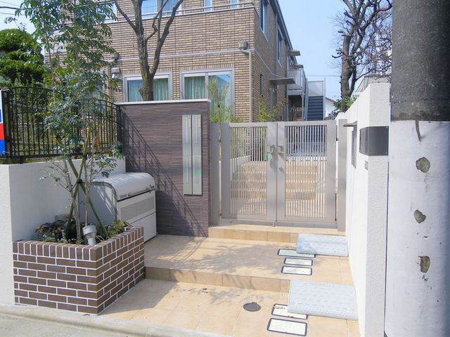 ハイムレグルスのエントランス|門扉オートロック