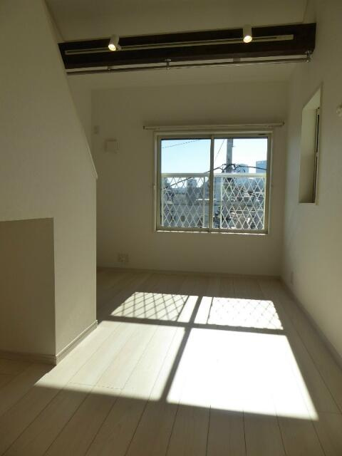 グランソレイユ大倉山の居間・リビング