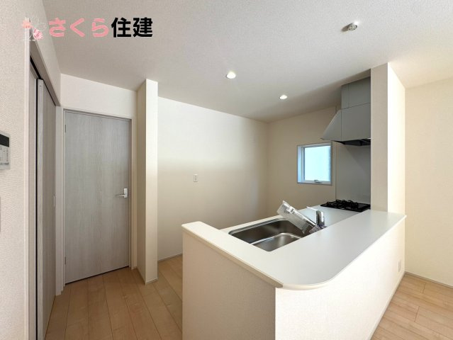 リーブルガーデン宇都宮今宮第6　２号棟のキッチン|対面式システムキッチン。リビングを見渡せるキッチンで家族の様子をうかがいながら料理がはかどりそう！