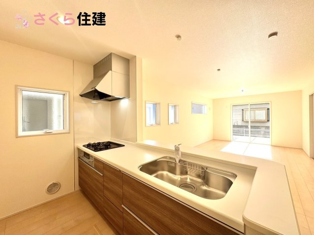 リーブルガーデン宇都宮今宮第6　２号棟のキッチン|お子様と並んで料理をしても余裕のゆとりのキッチン。お子様と一緒に料理も叶いますよ♪