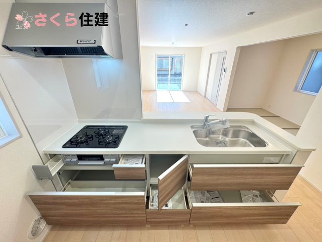 リーブルガーデン宇都宮今宮第6　２号棟のキッチン|キッチン下収納は奥まで引き出せるので、大きく屈まなくても楽に必要なものがパッと取り出せます！