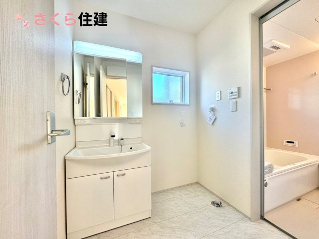 リーブルガーデン宇都宮今宮第6　２号棟の独立洗面台|ゆとりある広さの洗面所。両サイド収納の洗面台で、二人ならんで同時の身支度もスムーズです				