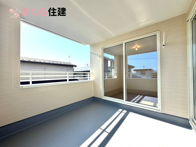 リーブルガーデン宇都宮今宮第6　２号棟のバルコニー|急な雨でも安心なインナーバルコニー♪家族全員分の布団もゆったり並べられるます♪
