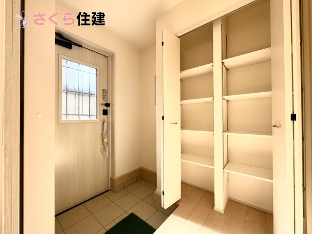 リーブルガーデン宇都宮今宮第6　２号棟の玄関|玄関がいつも片づく大型シューズボックス。お子様の靴のサイズが大きくなっていっても安心の広々スペース！