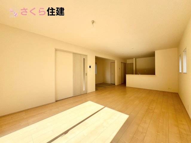 リーブルガーデン宇都宮今宮第6　２号棟の居間・リビング|19帖LDKはキッチンで家事をしながらでもお子様に一対一で向き合える時間が作れます！！