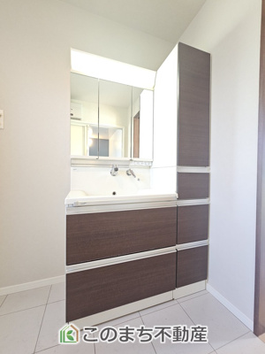 【洗面所】 | 小山市大字粟宮692-4　中古戸建 | シャンプードレッサーで朝の身支度♪伸びるホースでお掃除も簡単清潔です！