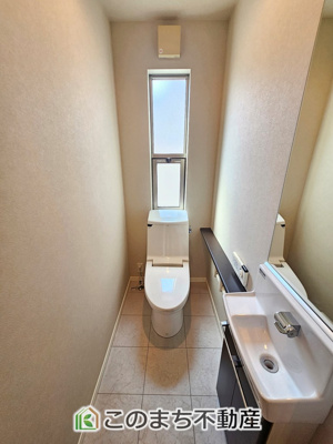 【トイレ】 | 小山市大字粟宮692-4　中古戸建 | 小窓から換気ができて清潔なトイレスペース☆