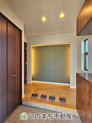 【玄関】 | 小山市大字粟宮692-4　中古戸建 | 広々とした玄関スペース♪たくさんの靴を収納できる下駄箱もございます。