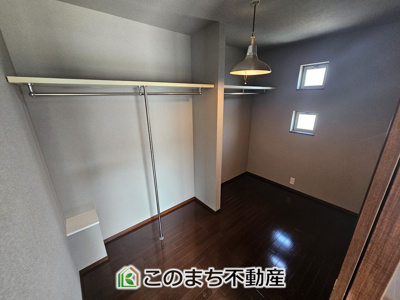 【収納】 | 小山市大字粟宮692-4　中古戸建 | 大容量のウォークインクローゼット完備しています
