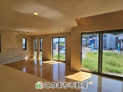 【居間・リビング】 | 小山市大字粟宮692-4　中古戸建