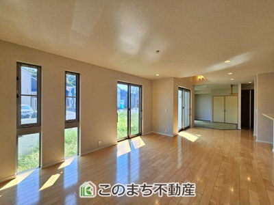 【居間・リビング】 | 小山市大字粟宮692-4　中古戸建 | 開放感のある広々としたリビング☆家族みんなでゆったりくつろげます♪
南側から暖かな日差しが差し込みます♪キッチンからリビングの様子がよく見渡せます☆