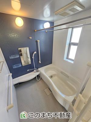 【浴室】 | 小山市大字粟宮692-4　中古戸建 | ゆったりと入れるフルオートバスはお子様との団らんバスタイムが楽しめます♪
足を伸ばしてゆったりくつろげる１坪バスルームです☆