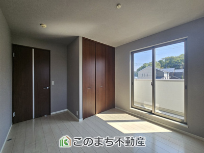 【洋室】 | 小山市大字粟宮692-4　中古戸建 | 南向きで陽当たりの良い洋室♪風通しもよく快適です☆