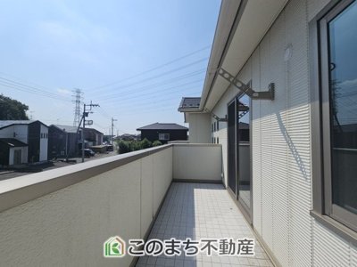 【バルコニー】 | 小山市大字粟宮692-4　中古戸建 | 南向きの大型バルコニーは陽当り良好で、たっぷりのお洗濯物もよく乾きます！