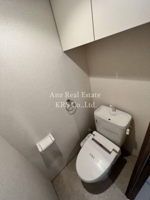 【トイレ】 | プレサンス阿波座ステーションフロント | 上部に収納棚付きトイレ！手洗い場も付いていて便利！