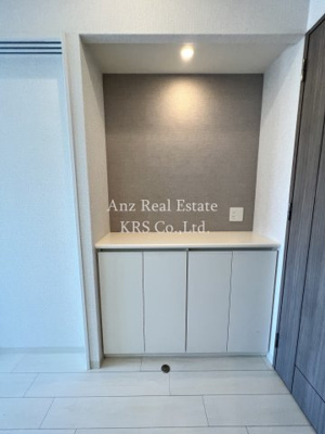 【内装】 | プレサンス阿波座ステーションフロント | リビングの入り口部分にあるオシャレな物置棚♪