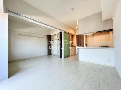 【居間・リビング】 | プレサンス阿波座ステーションフロント | エアコン付き！8.9帖のリビングのお部屋です♪