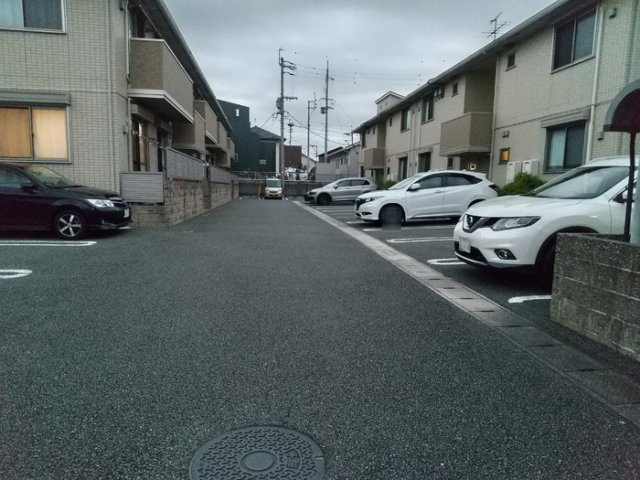パークハイム D棟の駐車場