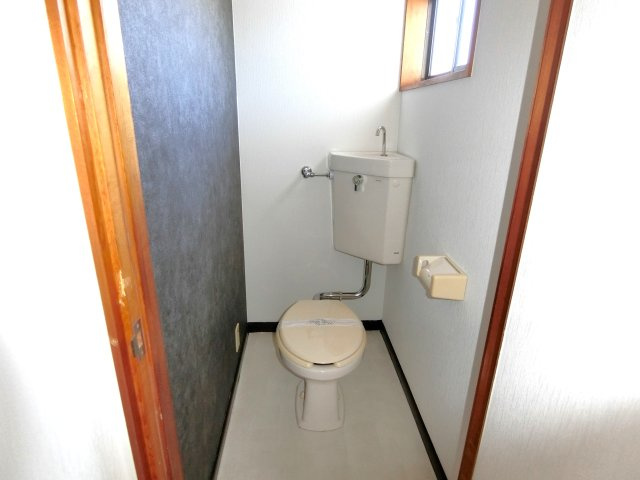 白子町八斗2418貸家のトイレ|２階
