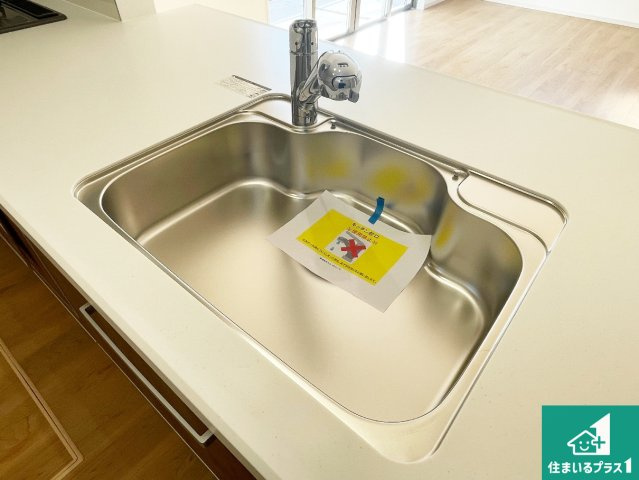 大津市千町　第1期　新築一戸建ての独立洗面台|清潔感のある洗面台です。フラットな鏡は掃除がしやすく毎日清潔！ホースは引き出して使えるので洗顔やお掃除の際に便利です！