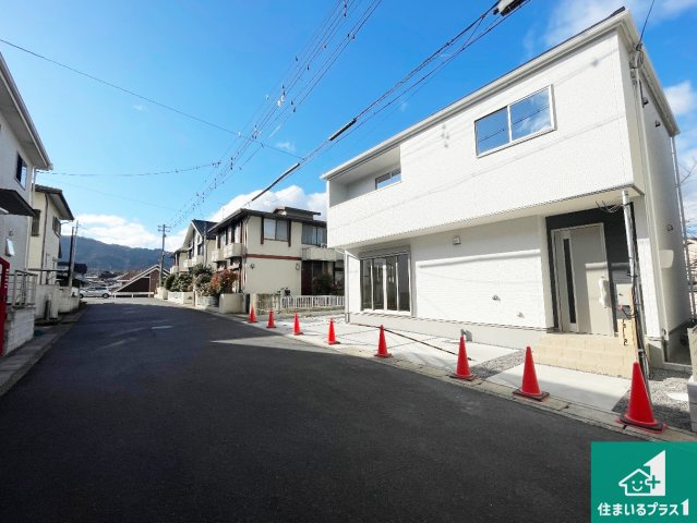 大津市千町　第1期　新築一戸建ての前面道路含む現地写真|周辺は閑静な住宅街！前面道路広々で車の出し入れも便利です。駐車が苦手な方でも安心して車庫入れできます！