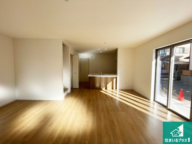 大津市千町　第1期　新築一戸建ての居間・リビング|日当たり良好の明るいリビングで朝の目覚めもスッキリできそう！対面キッチンでご家族のコミュニケーションも自然と増える設計！小さなお子様が遊ぶスペースを作っても広々とくつろげるLDK！