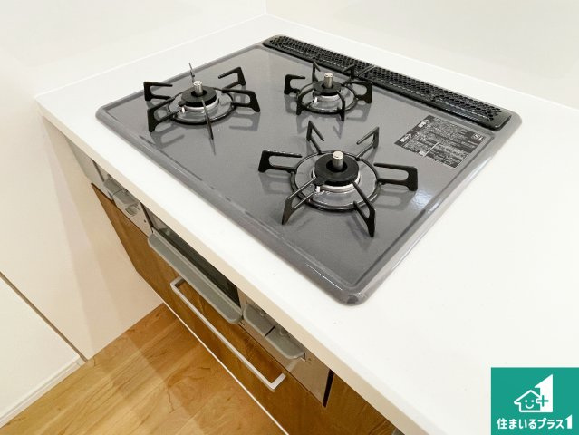 大津市千町　第1期　新築一戸建ての設備|ダブル高火力Ｓｉセンサー付きコンロ！３口あるので、まとめて料理をする時も大活躍！
