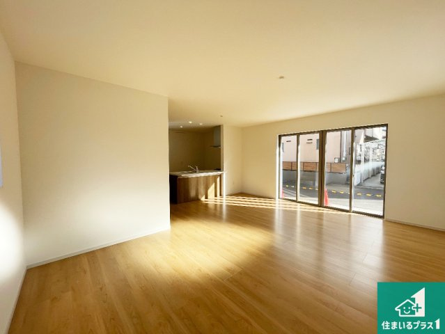 大津市千町　第1期　新築一戸建ての居間・リビング|日当たり良好の明るいリビングで朝の目覚めもスッキリできそう！対面キッチンでご家族のコミュニケーションも自然と増える設計！小さなお子様が遊ぶスペースを作っても広々とくつろげるLDK！