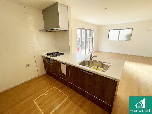 大津市千町　第1期　新築一戸建てのキッチン|リビングと統一感があり、使い勝手のいいキッチン。広々としているので、二人並んで作業が出来ちゃいます。お子様と一緒に色々なお料理に挑戦できるスペースがあります。