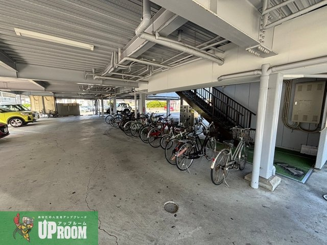 メゾン勝川の駐車場