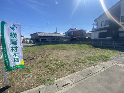 【前面道路含む現地写真】 | 【寄居町第5期　現地外観】
※令和7年9月時点