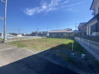 【前面道路含む現地写真】 | 【寄居町第5期　現地外観】
※令和7年9月時点