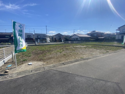 【前面道路含む現地写真】 | 【寄居町第5期　現地外観】
※令和7年9月時点